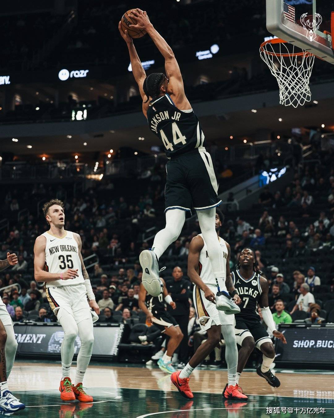 壹号-字母哥迎来十赛季出色发挥，DWG观众热烈欢呼！