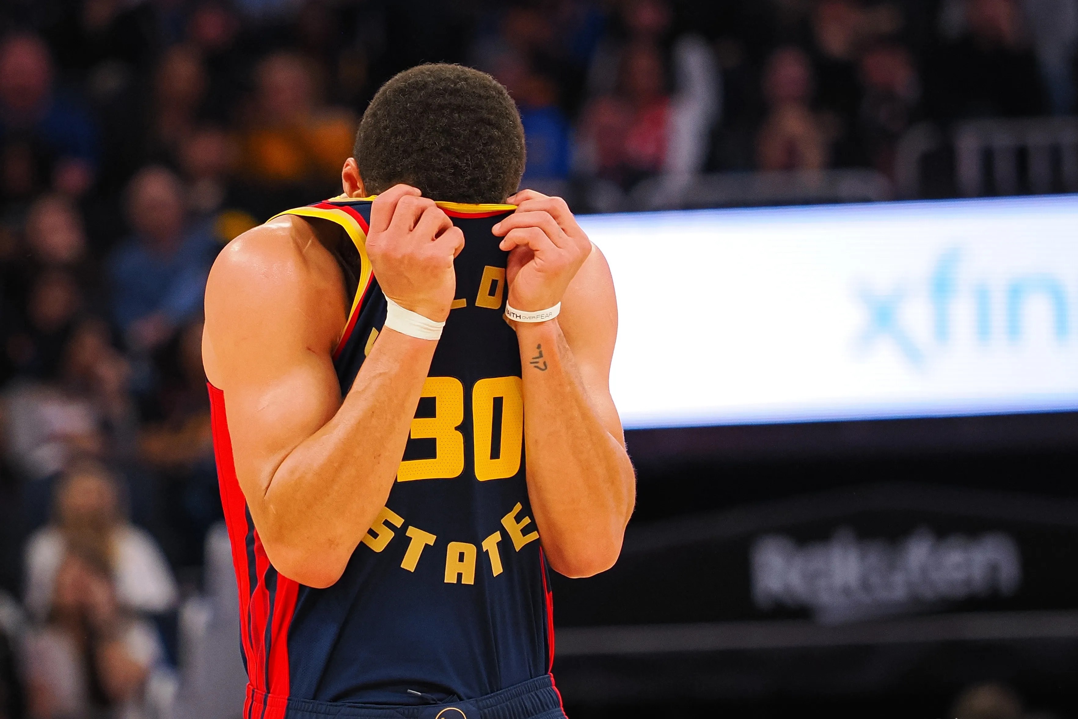 一号娱乐-库里重返赛场，爆冷首场状态出色，热火观众沸腾！