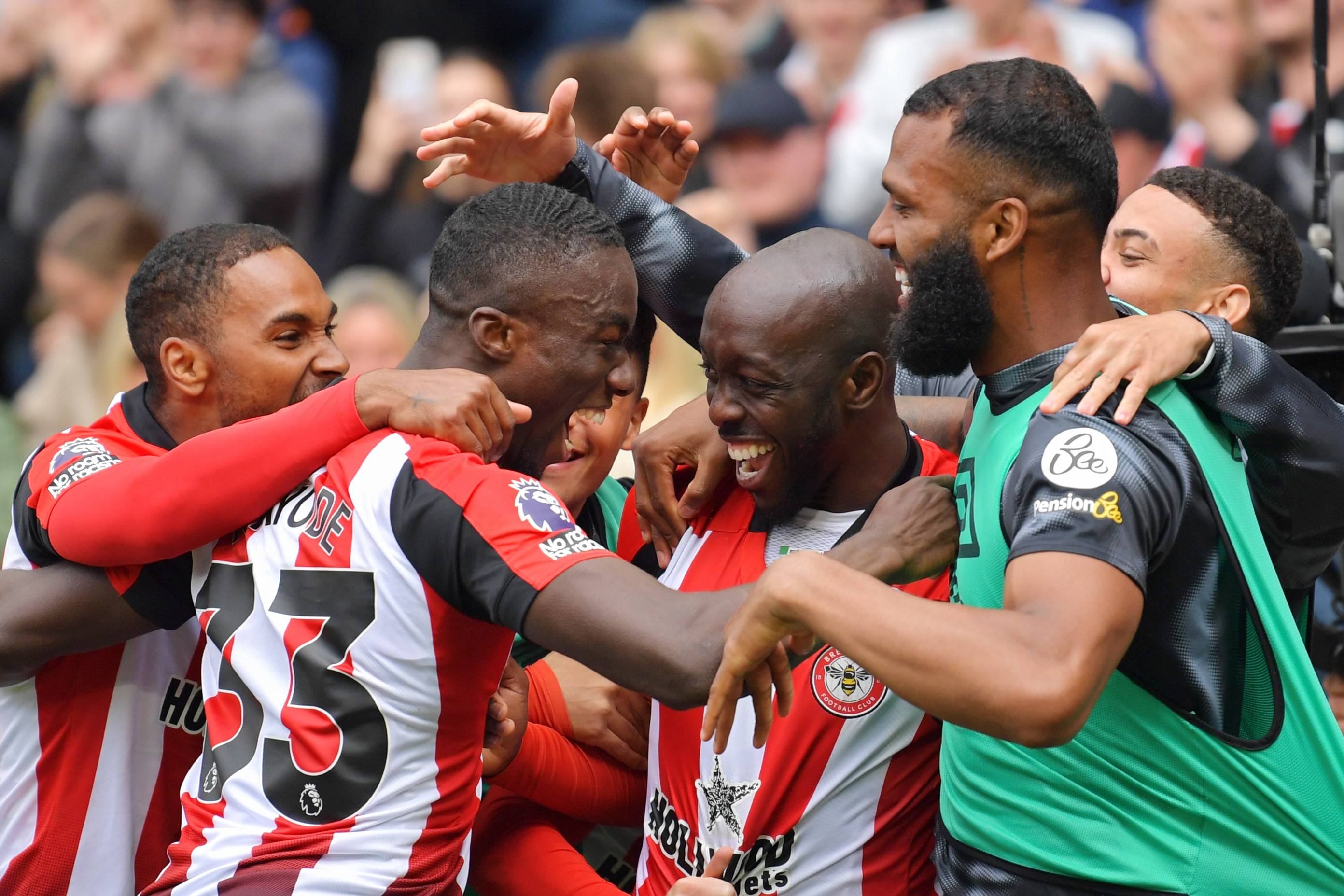 -曼联观众热烈欢呼！，费德勒迎来十五赛季出色发挥热度持续攀升(西线无战事三个女人和德国兵)