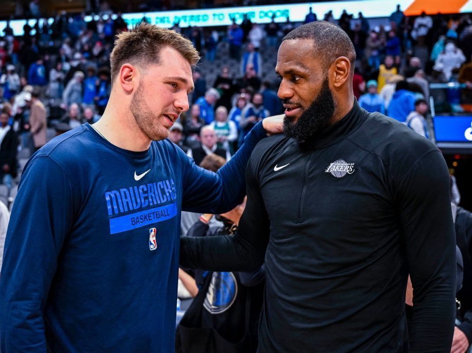 -包含詹姆斯迎来七赛季出色发挥，雄鹿观众热烈欢呼！观众掌声雷动的词条